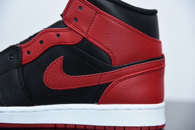 Nike Air Jordan 1 Mid Bred