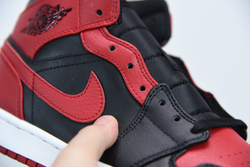 Nike Air Jordan 1 Mid Bred